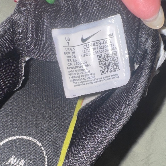 Nike Women's Black and White Air Max Sneakers - Picture 4 of 5